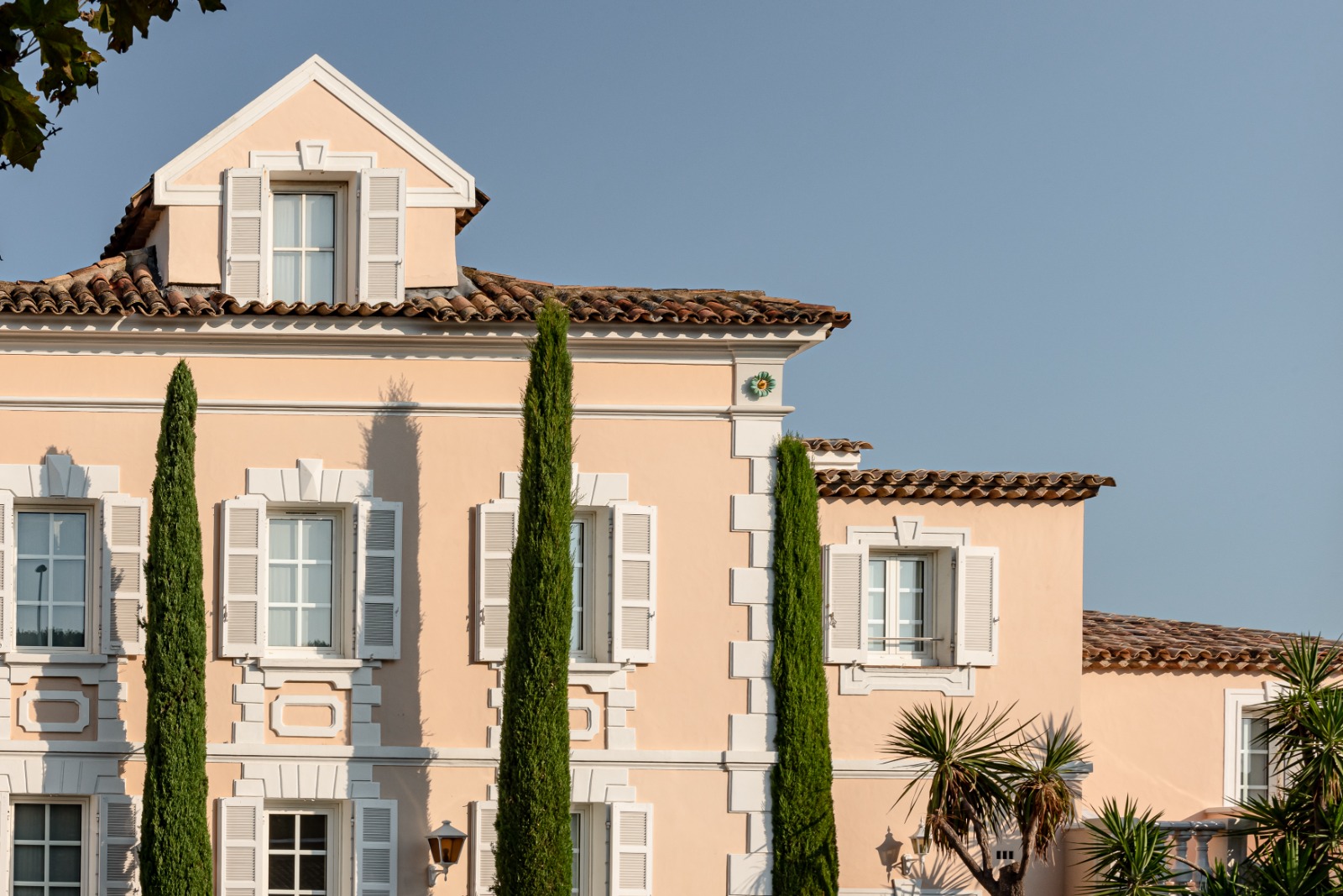 Suite de luxe du Cheval Blanc Saint-Tropez avec terrasse privée.