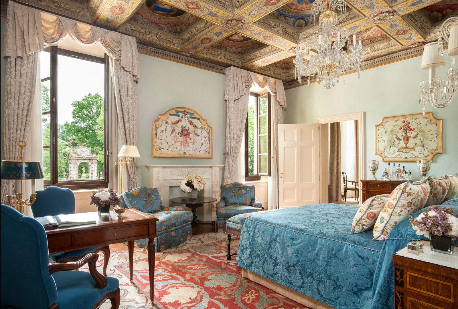 Suite de luxe de l'hôtel Four Seasons Florence avec fresques murales historiques.