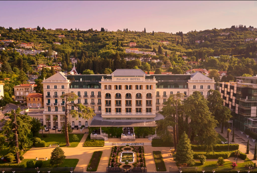 Chambre de luxe du Kempinski Palace Portorož avec balcon privé.